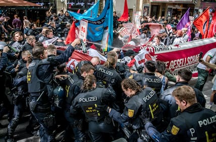 Einheiten der Polizei stoßen während der Revolutionären 1. Mai Demo in der Stuttgarter Innenstadt mit Demonstrationsteilnehmern zusammen. Dabei wurde auch Pfefferspray angewendet.