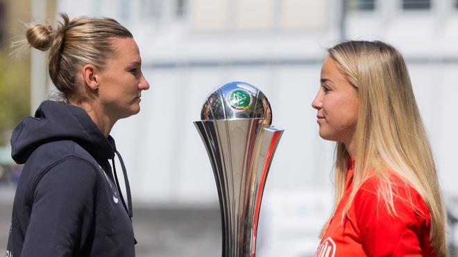 Fußball: Fußball: DFB-Pokal, Finale; Frauen, Talkrunde: Alexandra Popp (l) vom VfL Wolfsburg und Giulia Gwinn vom FC Bayern München stehen neben dem Pokal vor dem Deutschen Sport und Olympiamuseum.