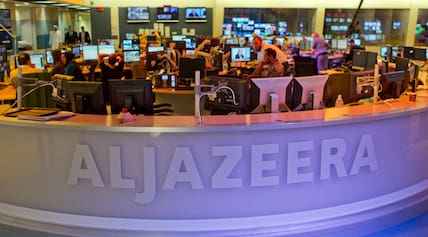 Journalisten arbeiten in Doha, der Hauptstadt von Katar, in einem Newsroom des arabischen Nachrichtensenders Al-Dschasira. 