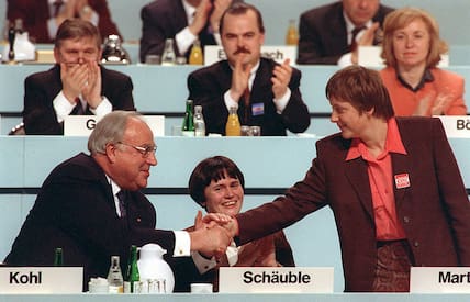 15. Dezember 1991: Der damalige Bundeskanzler Helmut Kohl gratulierte seiner neu gewählten Stellvertreterin, Frauenministerin Angela Merkel, während des Parteitags der CDU im Kulturpalast in Dresden.