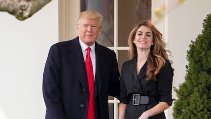 Der Ex-Präsident der USA, Donald Trump, und die Ex-Kommunikationschefin, Hope Hicks, stehen auf dem Südrasen des Weißen Hauses. (Archivbild)