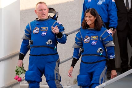 Die NASA-Astronauten Butch Wilmore (links) und Suni Williams verlassen das Operations- und Checkout-Gebäude. Hier dachten die beiden Astronauten noch, dass alles nach Plan liefe.