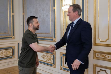 Dieses vom Pressebüro des ukrainischen Präsidenten zur Verfügung gestellten Foto zeigt Wolodymyr Selenskyj (links), Präsident der Ukraine, und den britischen Außenminister David Cameron.