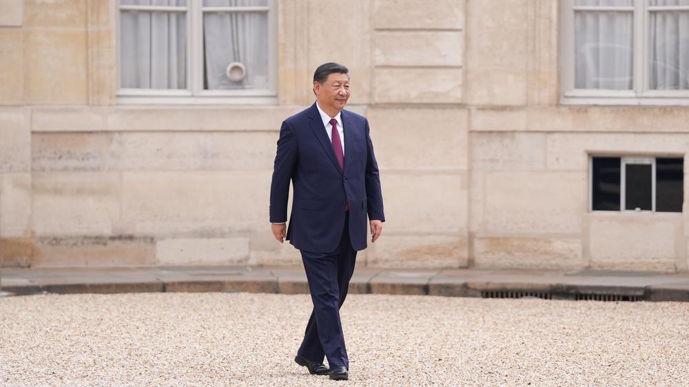 Chinas Präsident Xi Jinping auf dem Weg zum Treffen mit Emmanuel Macron in Paris 