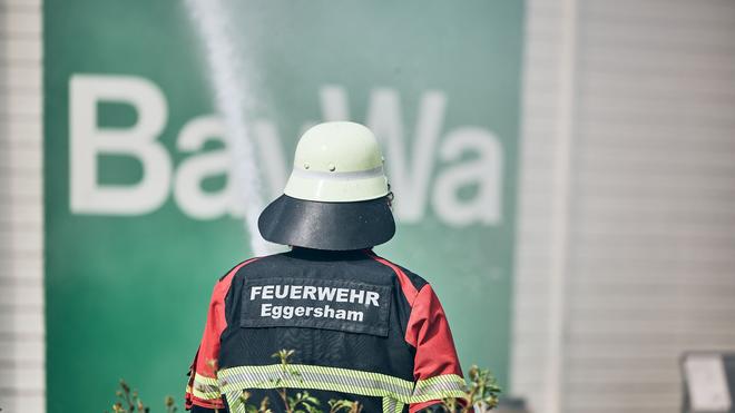 Niederbayern: Feuerwehrleute löschen einen Brand in einem Baumarkt in Pocking.