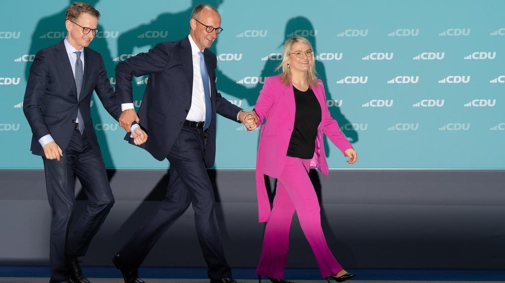 CDU: Friedrich Merz mit Carsten Lindemann und Christina Stumpp nach der Parteitagsrede des CDU-Parteivorsitzenden auf dem Bundesparteitag der CDU 2024