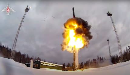 Dieses am 19. Februar 2022 vom Pressedienst des russischen Verteidigungsministeriums zur Verfügung gestellte Videostandbild zeigt den Start einer ballistischen Interkontinentalrakete vom Typ Jars von einem Flugplatz aus während einer militärischen Übung. 