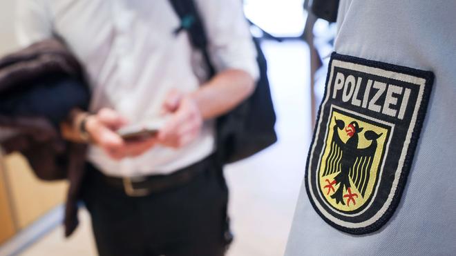 Kriminalität: Ein Beamter der Bundespolizei kontrolliert einen Mann.