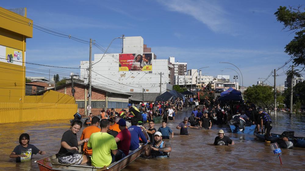 Extremwetter: Mehr als 160.000 Menschen mussten wegen der Wassermaßen ihre Häuser verlassen.