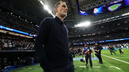 Bayern-Trainer Thomas Tuchel wurde nach Schlusspfiff in Madrid von den Bayern-Fans gefeiert.