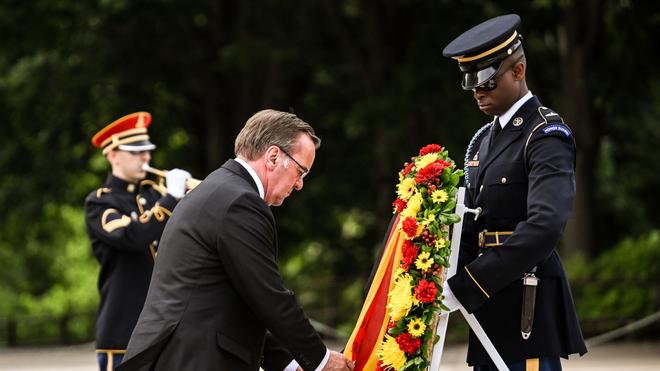 Fotografie: Verteidigungsminister Boris Pistorius ist auf militärpolitischer Reise: Mit den Nato-Partnern USA und Kanada will er das verstärkte deutsche Engagement im Bündnis erläutern. Auf dem wohl berühmtesten Soldatenfriedhof vor den Toren Washingtons legte er einen Kranz nieder.