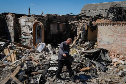 Ein Mann inspiziert ein zerstörtes Haus nach einem russischen Raketenangriff in der Region Kiew.