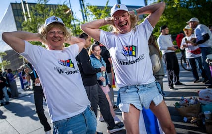 Fans der Band Windows95man aus Finnland feiern vor dem ersten Halbfinale des Eurovision Song Contest (ESC) 2024 vor der Malmö Arena.