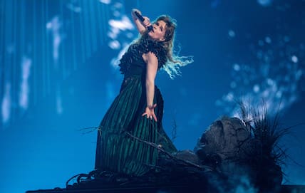 Gåte aus Norwegen mit dem Titel "Ulveham" auf der Bühne des Eurovision Song Contest (ESC).