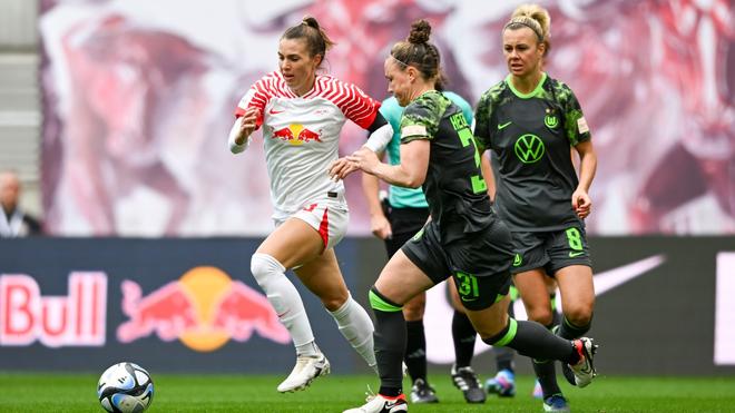 Fußball: Leipzigs Sandra Starke (l) und Wolfsburgs Marina Hegering kämpfen um den Ball.