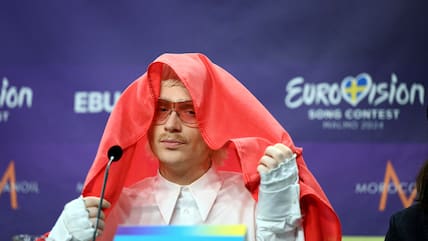 Joost Klein, der die Niederlande vertritt, gestikuliert während einer Pressekonferenz nach dem zweiten Halbfinale des Eurovision Song Contest in der Malmö Arena.