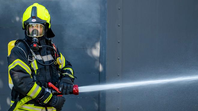 Darmstadt: Ein Mitglied der Feuerwehr beim Löscheinsatz.