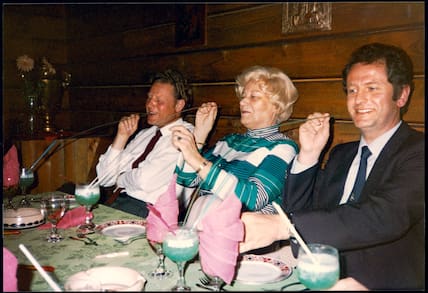 Aus dem Archiv von Sebastian Knauer: Ein Bild von einer der Reisen Barschels in die DDR zeigt ihn in einer Bar in Warnemünde nahe dem Neptun-Hotel. Dort hatte er auch am 13. Mai 1984  seinen 40. Geburtstag im Kreis von Fraktionskollegen gefeiert.