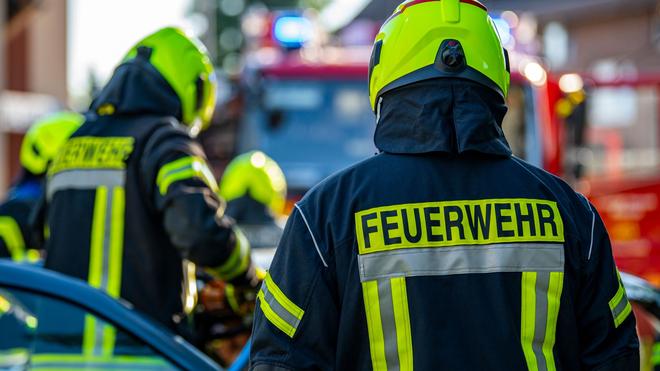 Feuerwehreinsatz: Einsatzkräfte der Feuerwehr bei einem Übungseinsatz.