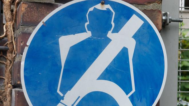 Rhein-Neckar-Kreis: Ein Schild mit Anschnallpflicht ist an einer Mauer befestigt.