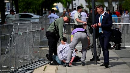 Sicherheitskräfte nehmen den mutmaßlichen Täter fest, nachdem dieser den slowakischen Regierungschef Robert Fico durch mehrere Schüsse verletzte.