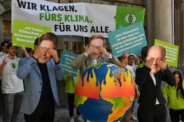 16.05.2024, Berlin: Aktivisten der Deutschen Umwelthilfe (DUH) protestieren mit Masken, die die führenden Mitglieder der Ampelregierung zeigen, vor dem Oberverwaltungsgericht Berlin. Oberverwaltungsgerichtes. (Zu dpa «Berliner Gericht verhandelt über Klima-Klagen gegen Bundesregierung») Foto: Paul Zinken/dpa +++ dpa-Bildfunk +++