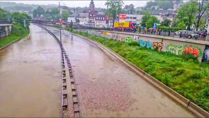 Massive Flut strömt durch Saarbrücken: Stadtautobahn 620 komplett geflutet und muss gesperrt werden.