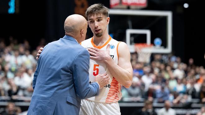 Basketball: Niners-Trainer Rodrigo Pastore (l) spricht Wesley van Beck. Chemnitz ist erfolgreich in die Playoffs gestartet.