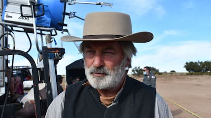 Schauspieler Alec Baldwin am Set in seinem Kostüm für den Film 'Rust' (Archiv).