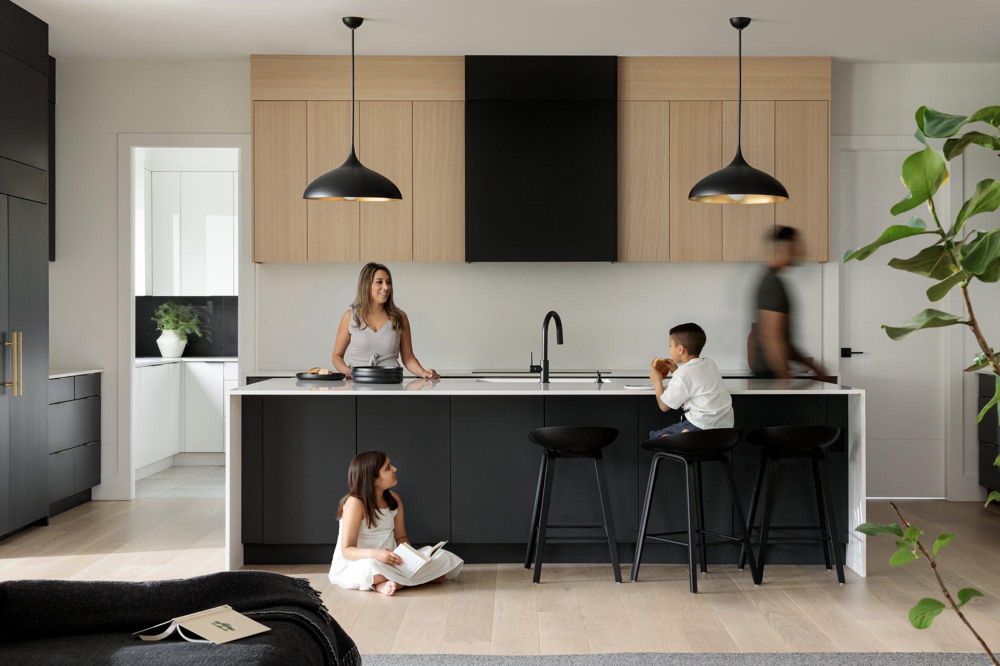 The kitchen features cabinetry painted in Benjamin Mooreâs Raccoon Fur.