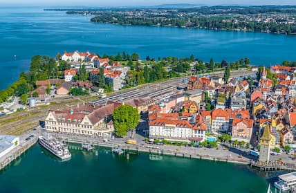 Ausblick auf den Hafen und die Insel Lindau am Bodensee.