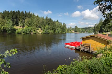 Ein kleines Bootshaus am Ufer des Ebnisee in Baden-Württemberg.