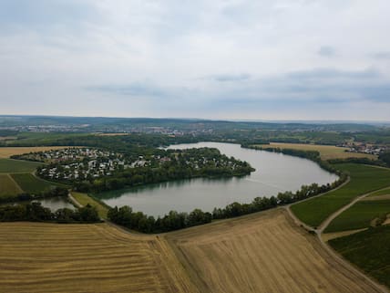 Luftaufnahme des Breitenauer Sees am Nordwestrand des Naturparks Schwäbisch-Fränkischer Wald.