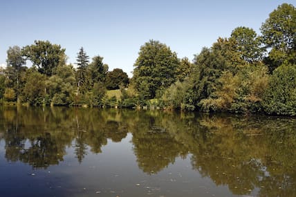 Blick auf den Bürgersee bei Kirchheim unter Teck in Baden-Württemberg.