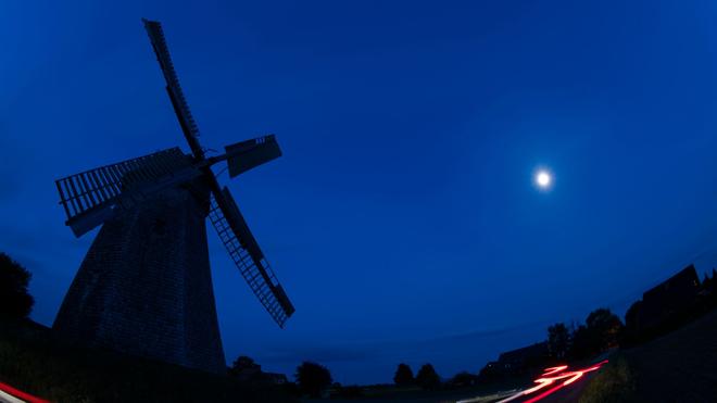 Mühlentag: Der Mond steht über der Mühle in Bierde.