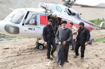 Diese vom iranischen Präsidialamt verbreitete Aufnahme zeigt Ebrahim Raisi, Präsident des Irans, bei einem Besuch in einem von Überschwemmungen betroffenen Gebiet (Archivbild aus dem Juli 2022).