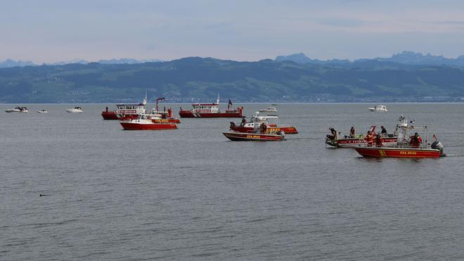 Notfälle: Die DLRG ist auf dem Bodensee im Einsatz. Ein im Bodensee bei Friedrichshafen (Bodenseekreis) verschwundener Mensch hat am Montag einen großen Rettungseinsatz ausgelöst.