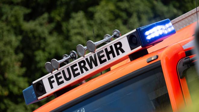 Offenbach : Blaulicht ist während eines Brandes auf einem Einsatzfahrzeug der Feuerwehr zu sehen.