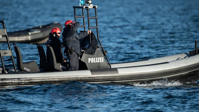 Notfälle: Einsatzkräfte der Polizei fahren auf einem Boot.