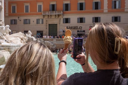 Am Trevi-Brunnen in Rom ein Eis essen: Ein Traum für Urlaubende. Aber die süße Sünde ist nicht ganz günstig.