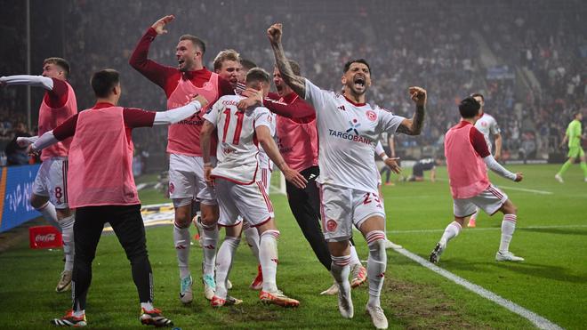 Fotografie: Düsseldorfs Fußballer jubeln - der Aufstieg in die Erste Bundesliga ist zum Greifen nah. Die Fortuna gewann im Hinspiel der Relegation mit 3:0 beim VfL Bochum. Das Rückspiel findet am Montag statt.