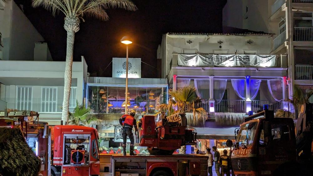 Unglück auf Ferieninsel: Rettungsdienste sind nach dem Einsturz eines Gebäudes am Strand von Palma im Einsatz.