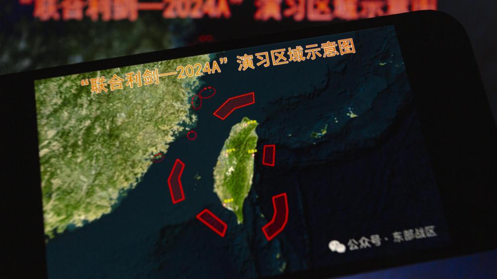 Taiwan: Auf einem Smartphone wird eine von Chinas Eastern Theater Command veröffentlichte Karte mit Standorten der Militärübungen rund um Taiwan angezeigt. An den Übungen sind Chinas Armee, Marine, Luft- und Raketentruppen beteiligt.