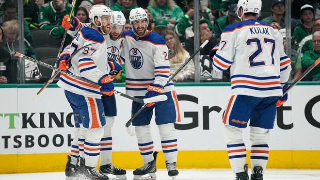 Eishockey: Leon Draisaitl (2.v.l.) und die Oilers gewannen in Dallas.