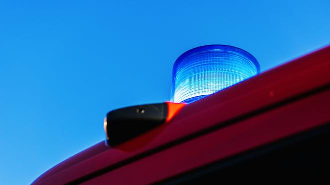 Breisgau-Hochschwarzwald: Ein leuchtendes Blaulicht auf einem Einsatzfahrzeug der Feuerwehr.