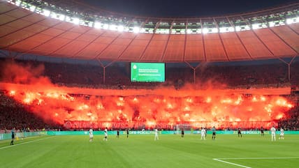 Der Fan-Block des FCK in Berlin war hell ereuchtet