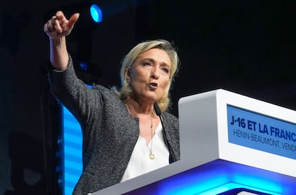 Die Vorsitzende der rechtsextremen französischen Nationalen Sammlungsbewegung, Marine Le Pen, spricht während einer Versammlung zu den bevorstehenden Europawahlen in Henin-Beaumont, Nordfrankreich.