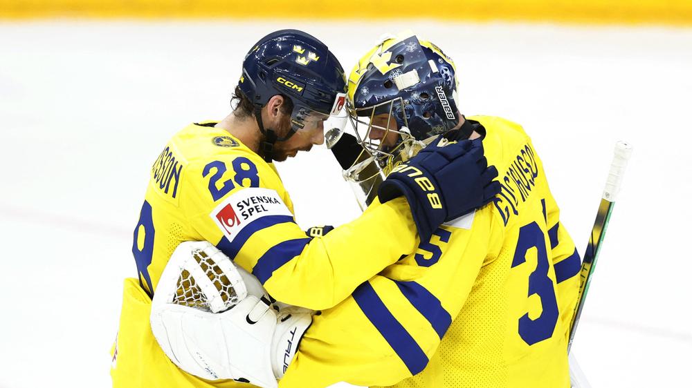 Eishockey-WM: Schwedens Marcus Pettersson und Filip Gustavsson feiern nach dem Gewinn des Spiels um die Bronzemedaille am 26.04.2024 in Prag.