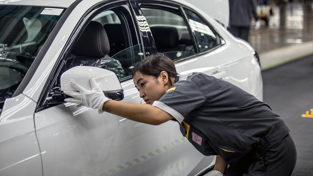 Handelsstreit zwischen USA und China: Handelsstreit zwischen USA und China: Kein Volkswagen: Arbeiterin in einer Autofabrik im vietnamesischen Haiphong
