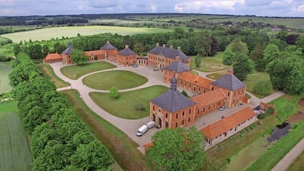 Blick auf das Schloss Bothmer in Klütz. Im Garten gibt es wieder eine Kegelbahn.